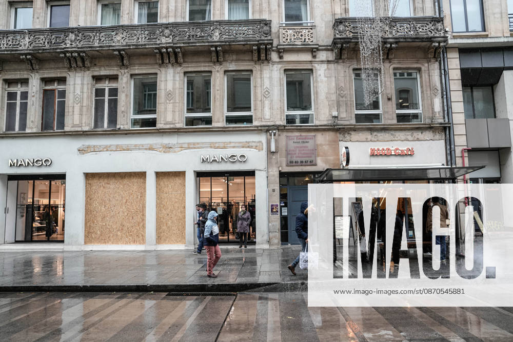 Shopfronts boarded up in Nancy ahead of planned protests NANCY, FRANCE - OCTOBER 23: Workers install protective wooden boards and plywood panels over shopfronts and commercial venues across downtown Nancy, France, on October 23, 2026. Local business owners and municipal authorities reinforced physical security measures ahead of large-scale public demonstrations planned for October 24, seeking to prevent vandalism and structural damage along major commercial corridors. Muhammed Said Tako Anadolu Nancy France. Editorial use only. Please get in touch for any other usage.