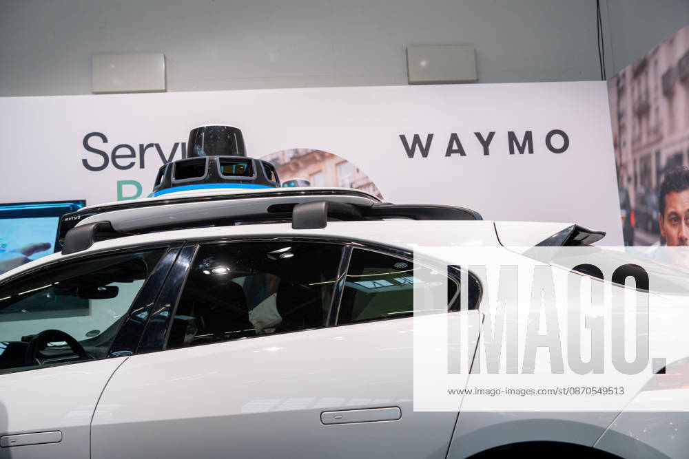Parteitag 2026 der Partei CSU (Christlich-Soziale-Union) in der Messe München. Randmotiv, Nahaufnahme eines weißen Jaguar I-PACE mit autonomer Fahrtechnologie des US-Unternehmens Waymo. Das Elektrofahrzeug verfügt über Kameras, LiDAR- und Radarsensoren zur KI-gestützten Erfassung seiner Umgebung und is