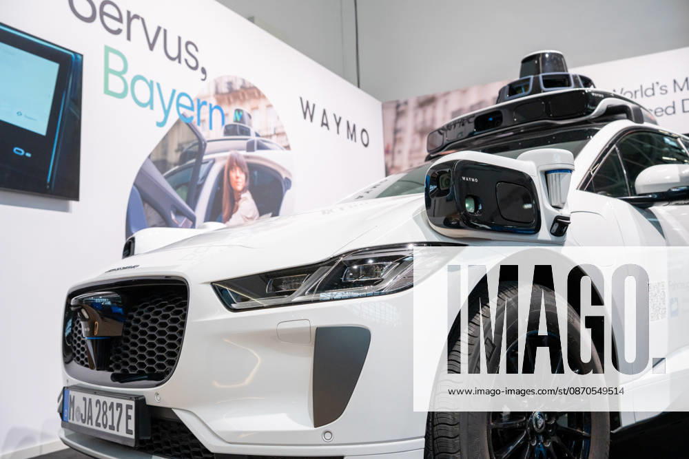 Parteitag 2026 der Partei CSU (Christlich-Soziale-Union) in der Messe München. Randmotiv, Nahaufnahme eines weißen Jaguar I-PACE mit autonomer Fahrtechnologie des US-Unternehmens Waymo. Das Elektrofahrzeug verfügt über Kameras, LiDAR- und Radarsensoren zur KI-gestützten Erfassung seiner Umgebung und is