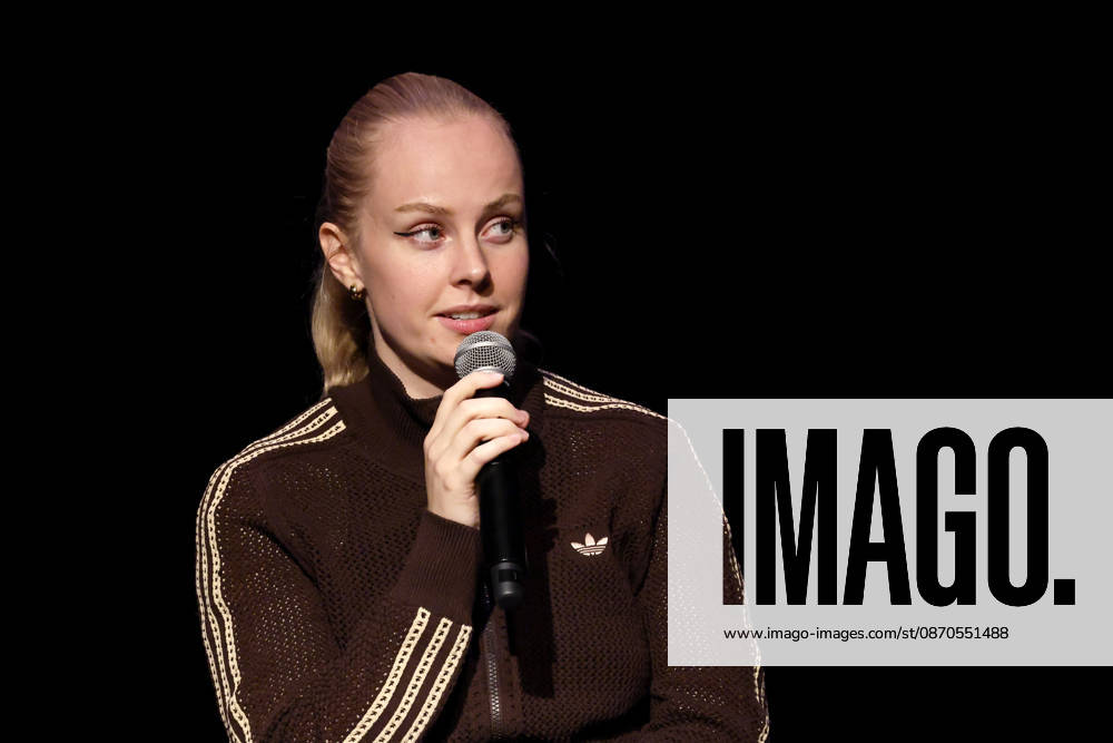 Schriftstellerin Clara Lösel bei ihrem Auftritt bei Ich dachte, sowas fühl nur ich - Die Previewshow zum neuen Buch im Theater am Tanzbrunnen. Köln, 23.10.2026 NRW Deutschland