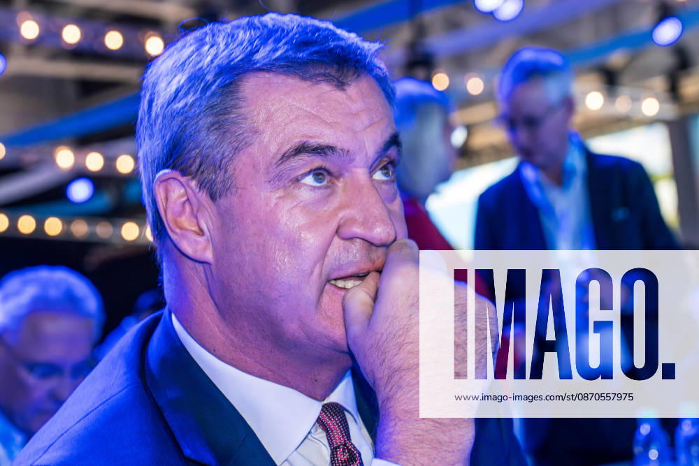Markus Söder, Bayerischer Ministerpräsident, im blauen Licht der LED Videowand, die in den dunklen Saal strahlt, CSU-Parteitag, Messe München, 23. Oktober 2026 Deutschland, München, 23. Oktober 2026, Markus Söder, Bayerischer Ministerpräsident, Porträt im blauen Licht, das in diesem Augenblick von der überdimensionalen Leinwand in den dunklen Saal leuchtet, CSU-Parteitag am 23. und 24. Oktober 2026 in der Messe München, Politiker, Bayern