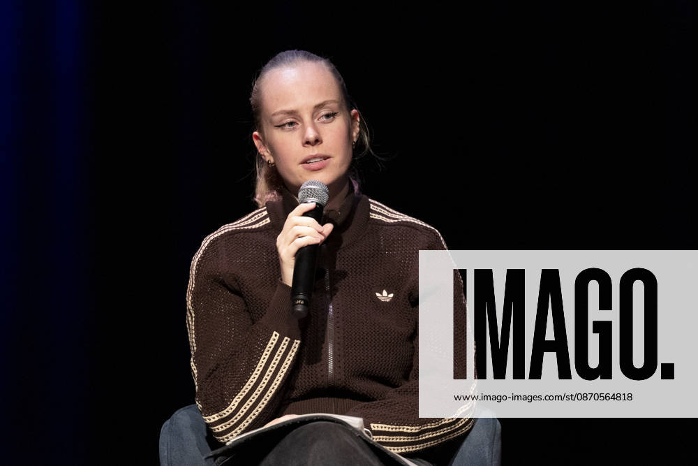 Poetry Artist, Autorin Clara LOESEL (LÖSEL) konzentriert, nachdenklich, bei ihrer Lesung, Previewshow zu ihrem neuen Buch ,Ich dachte, sowas fuehl nur ich, sitzend, mit Mikrofon, Einzelbild, Einzelfoto, im Theater am Tanzbrunnen, Koeln, am 23.10.2026.