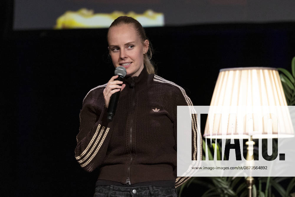 Poetry Artist, Autorin Clara LOESEL (LÖSEL) konzentriert, spricht, bei ihrer Lesung, Previewshow zu ihrem neuen Buch ,Ich dachte, sowas fuehl nur ich, stehend, mit Mikrofon, Einzelbild, Einzelfoto, im Theater am Tanzbrunnen, Koeln, am 23.10.2026.