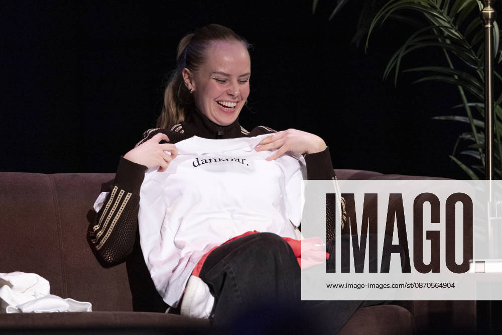 Poetry Artist, Autorin Clara LOESEL (LÖSEL) mit einem T-Shirt mit der Aufschrift ,dankbar, bei ihrer Lesung, Previewshow zu ihrem neuen Buch ,Ich dachte, sowas fuehl nur ich, auf einem Sofa sitzend, Einzelbild, Einzelfoto, im Theater am Tanzbrunnen, Koeln, am 23.10.2026.