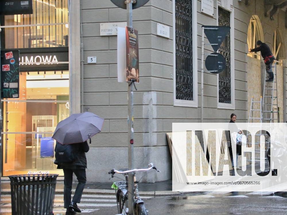 IPA90088227 - Boutiques are putting plywood panels over their storefront windows for fear of further looting