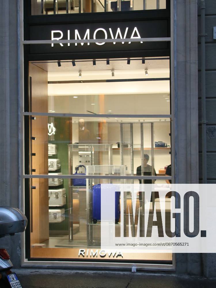 IPA90088228 - Boutiques are putting plywood panels over their storefront windows for fear of further looting