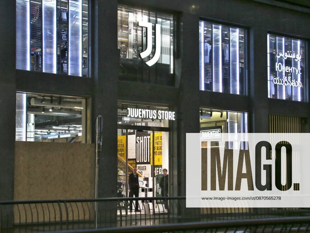 IPA90088238 - Boutiques are putting plywood panels over their storefront windows for fear of further looting