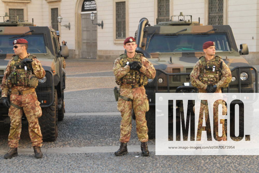 Soldiers patrol next to the Duomo gothic cathedral in Milan, Italy, 24 October 2026. The precaution follows clashes on 17 October that prompted heightened security measures, including military patrols, amid threats of further disturbances. ANSA PaoloSalmoirago (militari, soldati, soldato, para , Folgore, Lince) Milano - ZUMAa110 20261023_zaf_a110_045