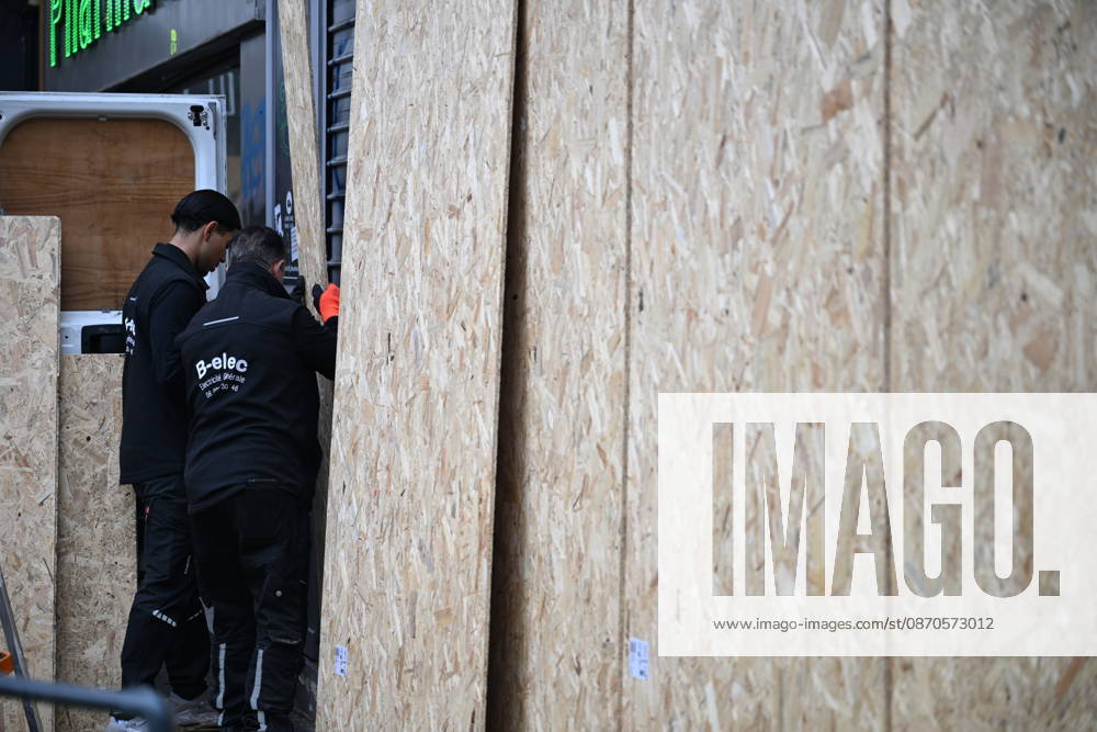 Paris shops board up storefronts with wooden panels ahead of planned protests PARIS, FRANCE - OCTOBER 24: Commercial establishments and luxury retail boutiques in central Paris are seen securing their storefronts with wooden protective panels on Saturday, October 24, 2026. Shop owners took precautionary measures and temporarily closed their businesses ahead of the demonstrations planned across the country. Mouneb Taim Anadolu Paris France. Editorial use only. Please get in touch for any other usage.