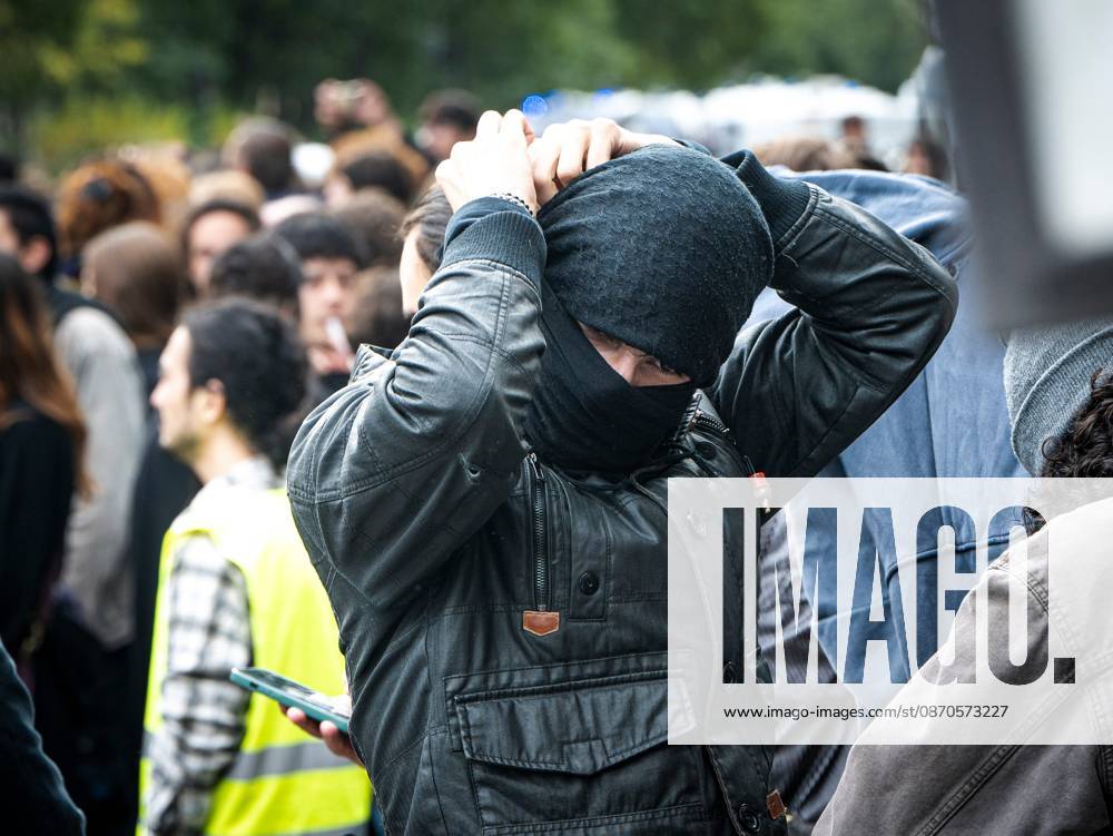 HIGH SCHOOL STUDENTS PROTEST IN PARIS PHOTOPQR JOURNAL DU CENTRE Simon Dubos October 24, 2026 High school students protest in Paris, October 22 (illustration) Another day of protests this Saturday, and amid fears of renewed violence and looting, restrictions on freedom of movement and assembly have multiplied, drawing sharp criticism from civil liberties groups in France