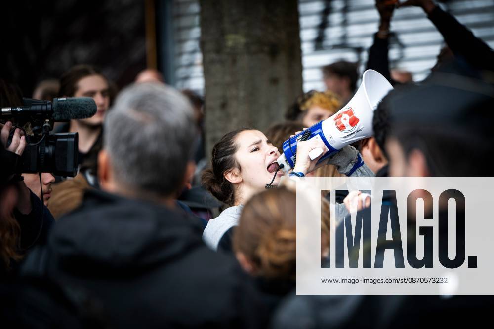 HIGH SCHOOL STUDENTS PROTEST IN PARIS PHOTOPQR JOURNAL DU CENTRE Simon Dubos October 24, 2026 High school and college students protest in Paris, October 22, 2026 Gendarmerie Illustration by Clère Another day of protests this Saturday, and amid fears of renewed violence and looting, restrictions on freedom of movement and assembly have multiplied, drawing sharp criticism from civil liberties groups in France