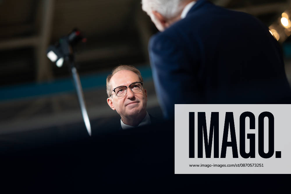 Bundesinnenminister Alexander Dobrindt gibt ein TV-Interview;Parteitag der CSU in München, München Bayern Deutschland Messegelände München