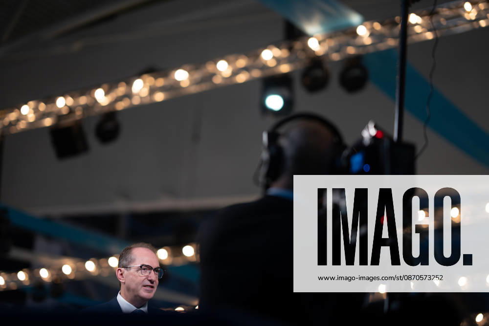Bundesinnenminister Alexander Dobrindt gibt ein TV-Interview;Parteitag der CSU in München, München Bayern Deutschland Messegelände München