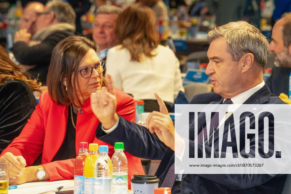 Markus Söder, Bayerischer Ministerpräsident, Iim Gespräch mit lse Aigner, Landtagspräsidentin und mögliche nächste Bundespräsidentin beim CSU-Parteitag, Messe München, 24. Oktober 2026 Deutschland, München, 24. Oktober 2026, Markus Söder, Bayerischer Ministerpräsident, im Geespräch mit Ilse Aigner, Landtagspräsidentin und CSU-Kandidatin für das Amt des Bundespräsidenten, beim CSU-Parteitag am 23. und 24. Oktober 2026 in der Messe München, Politiker, Bayern