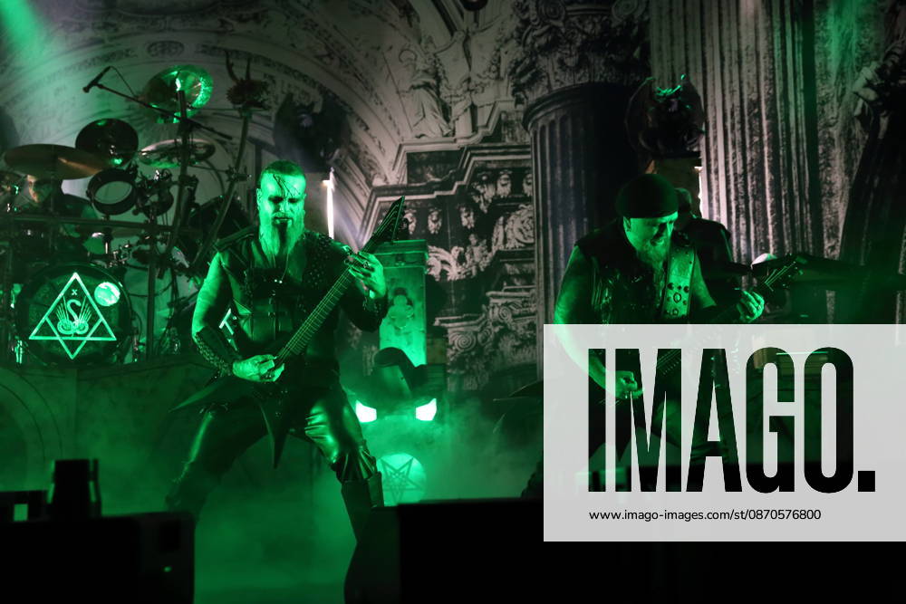 Kjell Age Damage Karlsen und Sven Atle Erkekjetter Silenoz Kopperud, v.l., von der Band Dimmu Borgir bei einem Konzert in der Columbiahalle in Berlin, 23. Oktober 2026. Behemoth & Dimmu Borgir Konzert Berlin