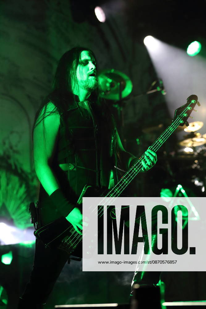 Victor Brandt von der Band Dimmu Borgir bei einem Konzert in der Columbiahalle in Berlin, 23. Oktober 2026. Behemoth & Dimmu Borgir Konzert Berlin