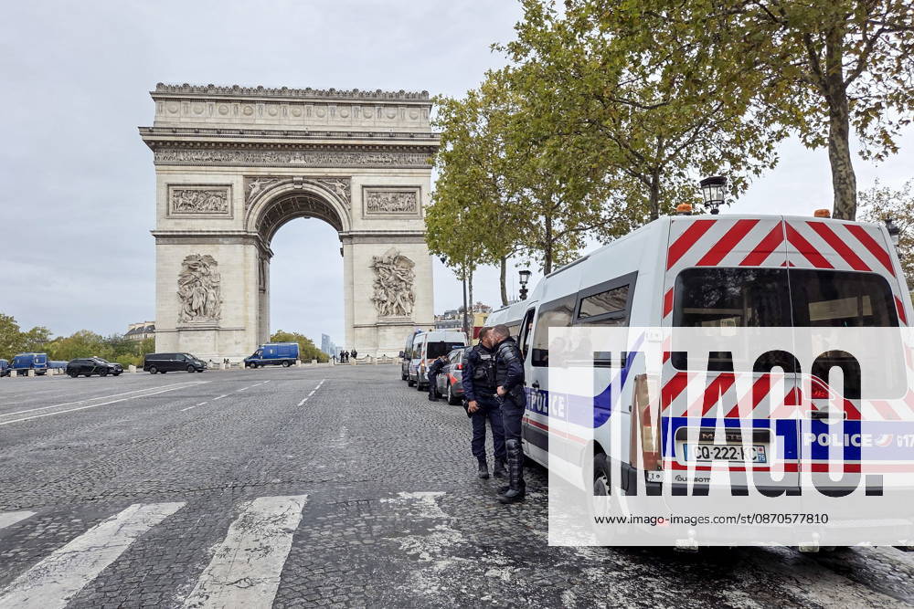 FRANCE, PARIS - OCTOBER 24, 2026: The police are seen near the Arc de Triomphe. Security measures have been tightened in the French capital as mass protests involving trade unions and university students are expected. Dmitry Orlov TASS 99860470