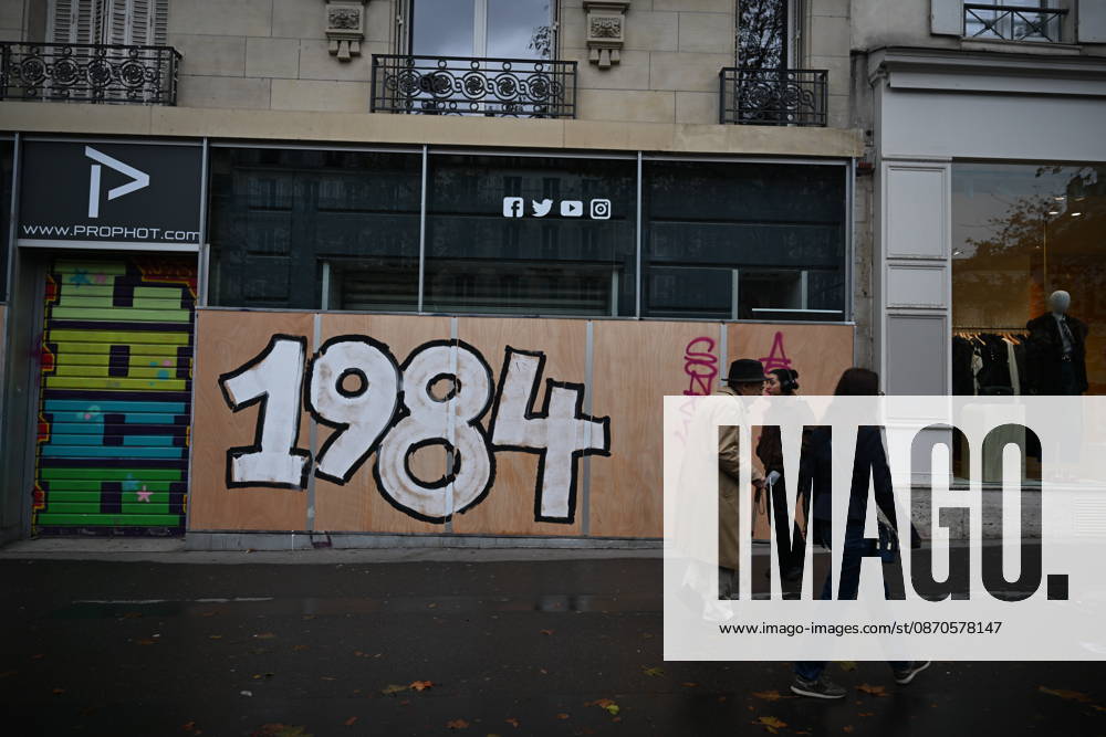 French police conduct security and identity checks in Paris ahead of protests PARIS, FRANCE - OCTOBER 24: Commercial establishments, bank branches, and luxury boutiques in central Paris are seen securing their storefronts with wooden protective panels and metal barricades in central Paris, France on Saturday, October 24, 2026. Due to planned demonstrations across the country, security forces have heightened their state of alert in major squares throughout Paris, established perimeter checkpoints, and increased police patrols. Mouneb Taim Anadolu Paris France. Editorial use only. Please get in touch for any other usage.
