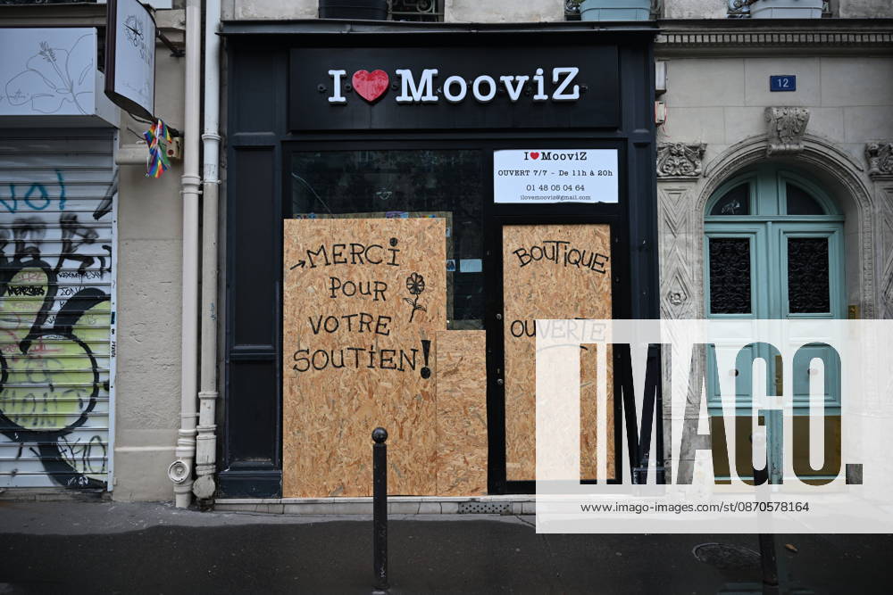 French police conduct security and identity checks in Paris ahead of protests PARIS, FRANCE - OCTOBER 24: Commercial establishments, bank branches, and luxury boutiques in central Paris are seen securing their storefronts with wooden protective panels and metal barricades in central Paris, France on Saturday, October 24, 2026. Due to planned demonstrations across the country, security forces have heightened their state of alert in major squares throughout Paris, established perimeter checkpoints, and increased police patrols. Mouneb Taim Anadolu Paris France. Editorial use only. Please get in touch for any other usage.