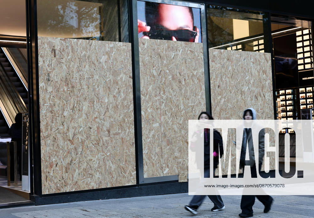 (261024) -- PARIS, Oct. 24, 2026 -- People walk past a boarded-up shop on the Avenue Champs-Elysees in Paris, France, Oct. 24, 2026. French Interior Minister Laurent Nunez said Tuesday that the government would deploy soldiers from the French army s Operation Sentinelle to help prevent violence during the demonstrations announced for Oct. 24. ) FRANCE-PARIS-PROTEST-SECURITY WuxHuiwo