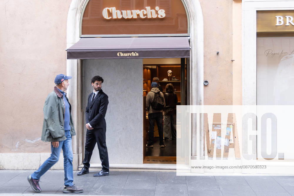 Storefronts Closed on Via Condotti Due to Risk of Vandalism - Rome Storefronts are closed on Via Condotti in Rome, Italy on October 24, 2026 , due to the risk of looting and vandalism amid heightened tensions. Police presence is observed near high-end retail establishments including Palazzo Fendi. Photo by Matteo Nardone IPA ABACAPRESS.COM Rome Italia Roma Italy