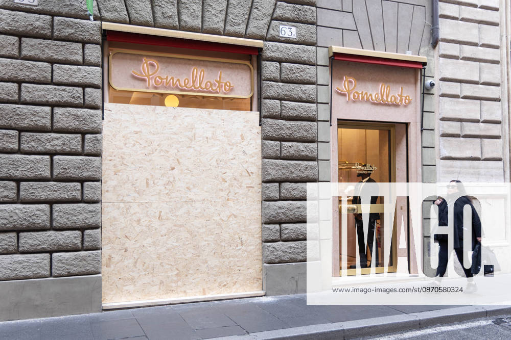 Storefronts Closed on Via Condotti Due to Risk of Vandalism - Rome Storefronts are closed on Via Condotti in Rome, Italy on October 24, 2026 , due to the risk of looting and vandalism amid heightened tensions. Police presence is observed near high-end retail establishments including Palazzo Fendi. Photo by Matteo Nardone IPA ABACAPRESS.COM Rome Italia Roma Italy