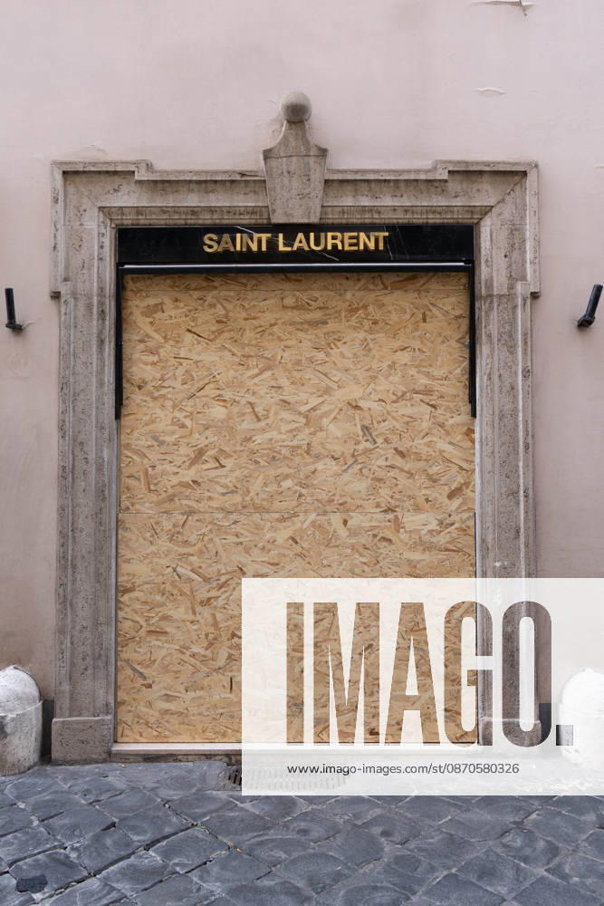 Storefronts Closed on Via Condotti Due to Risk of Vandalism - Rome Storefronts are closed on Via Condotti in Rome, Italy on October 24, 2026 , due to the risk of looting and vandalism amid heightened tensions. Police presence is observed near high-end retail establishments including Palazzo Fendi. Photo by Matteo Nardone IPA ABACAPRESS.COM Rome Italia Roma Italy