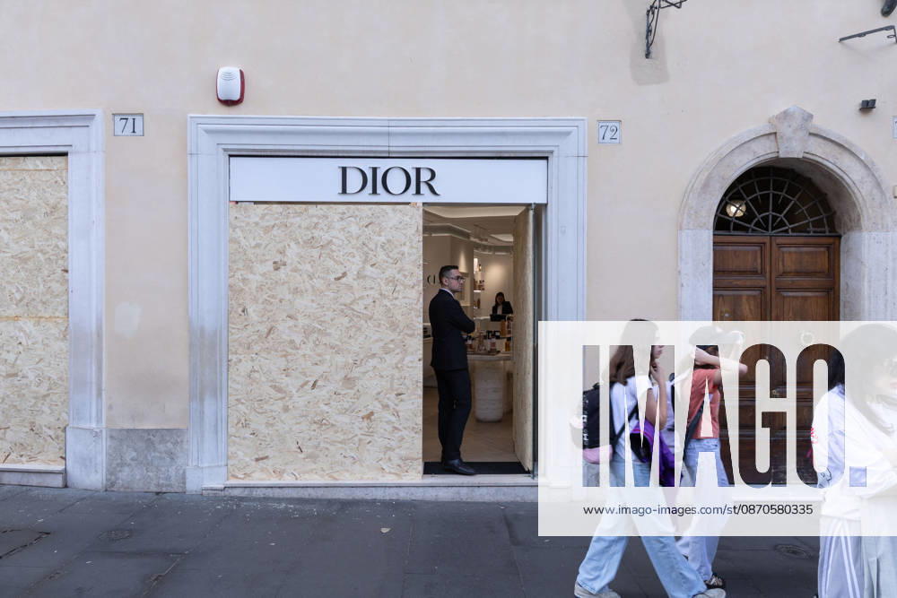 Storefronts Closed on Piazza di Spagna Due to Risk of Vandalism - Rome Storefronts are closed on Piazza di Spagna in Rome, Italy on October 24, 2026 , due to the risk of looting and vandalism amid heightened tensions. Police presence is observed near high-end retail establishments. Photo by Matteo Nardone IPA ABACAPRESS.COM Rome Italia Roma Italy