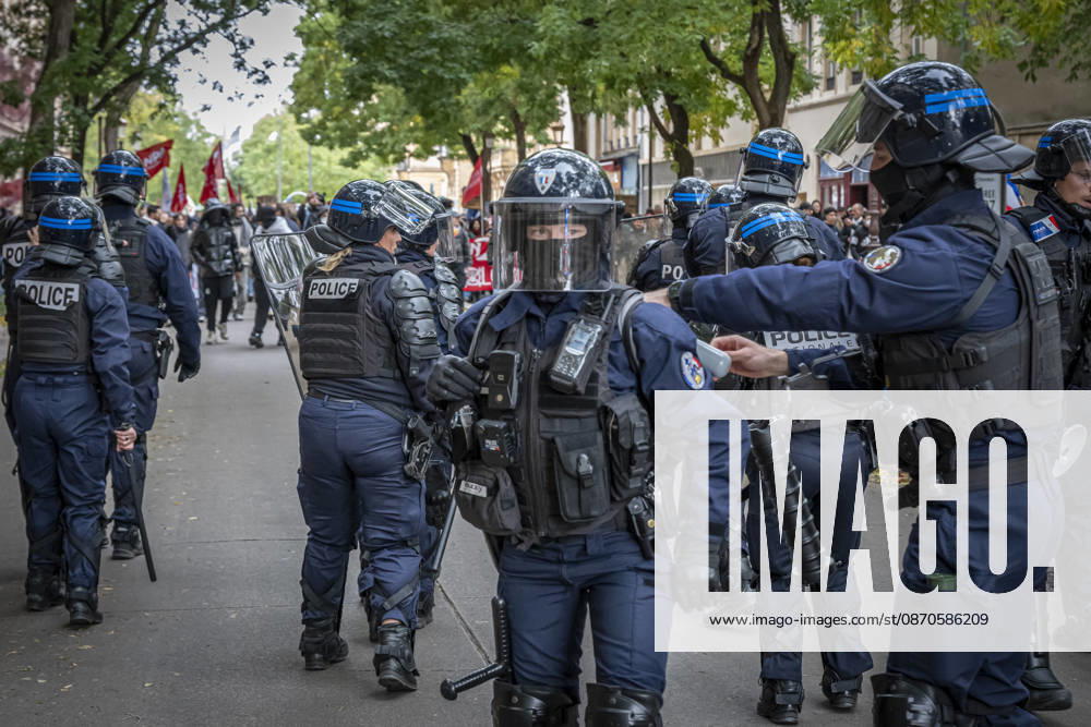 Lothringen, Metz. Erneut demonstrieren am Samstag mehrere hundert Menschen im franzoesischen Metz. Schueler, Studenten, Gewerkschaften und Gelbwesten versammeln sich auf dem Place de la Republique. Von dort ziehen sie durch die Innenstadt vor das Centre Pompidou Metz. Begleitet von starken Polizeikraeften verlaeuft die Versammlung bis zum Nachmittag friedlich.