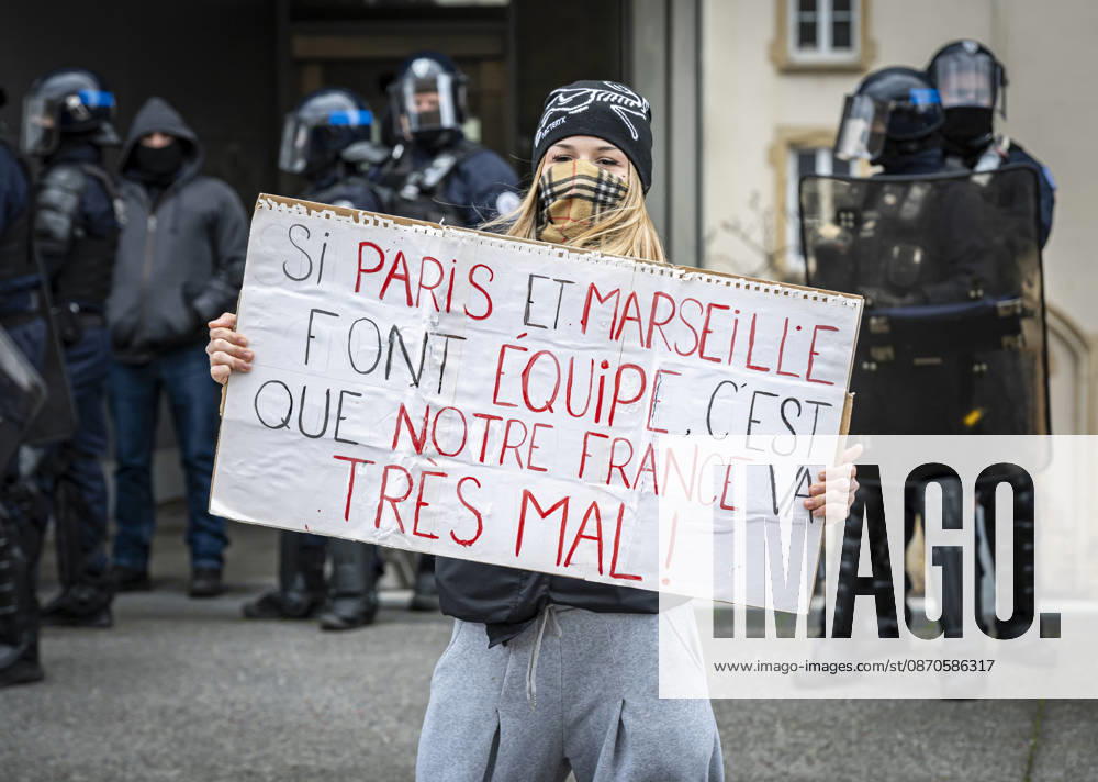 Lothringen, Metz. Erneut demonstrieren am Samstag mehrere hundert Menschen im franzoesischen Metz. Schueler, Studenten, Gewerkschaften und Gelbwesten versammeln sich auf dem Place de la Republique. Von dort ziehen sie durch die Innenstadt vor das Centre Pompidou Metz. Begleitet von starken Polizeikraeften verlaeuft die Versammlung bis zum Nachmittag friedlich.
