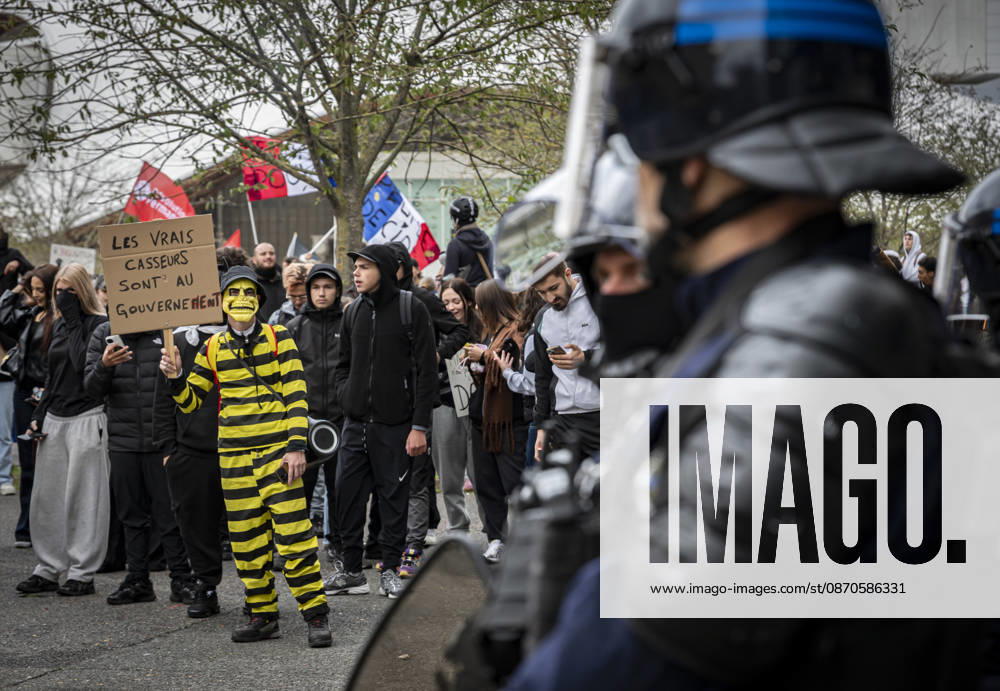 Lothringen, Metz. Erneut demonstrieren am Samstag mehrere hundert Menschen im franzoesischen Metz. Schueler, Studenten, Gewerkschaften und Gelbwesten versammeln sich auf dem Place de la Republique. Von dort ziehen sie durch die Innenstadt vor das Centre Pompidou Metz. Begleitet von starken Polizeikraeften verlaeuft die Versammlung bis zum Nachmittag friedlich.