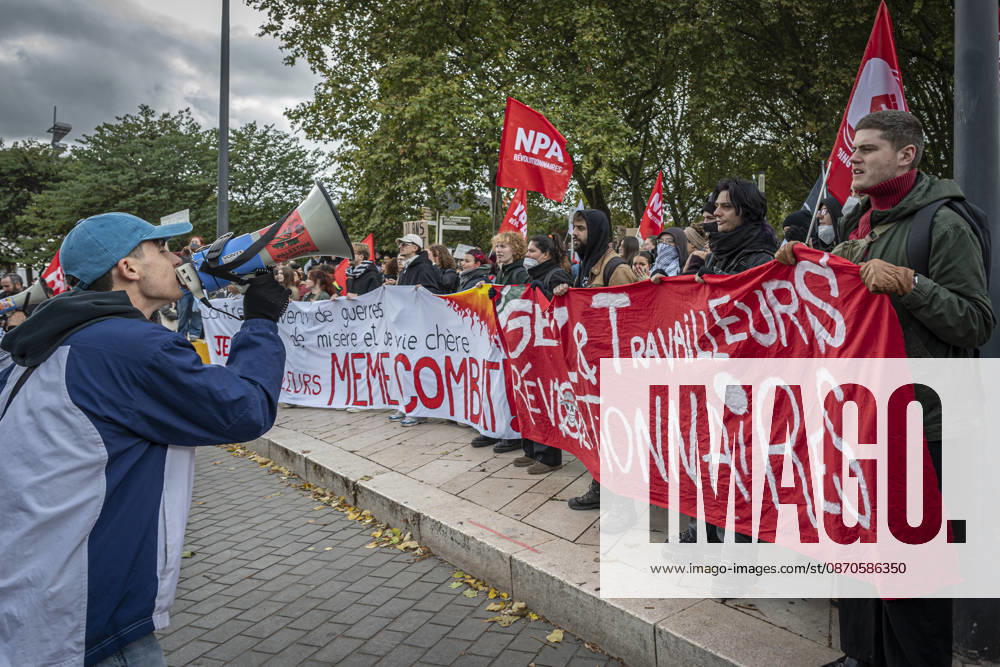 Lothringen, Metz. Erneut demonstrieren am Samstag mehrere hundert Menschen im franzoesischen Metz. Schueler, Studenten, Gewerkschaften und Gelbwesten versammeln sich auf dem Place de la Republique. Von dort ziehen sie durch die Innenstadt vor das Centre Pompidou Metz. Begleitet von starken Polizeikraeften verlaeuft die Versammlung bis zum Nachmittag friedlich.