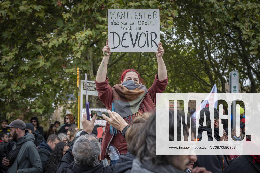 Lothringen, Metz. Erneut demonstrieren am Samstag mehrere hundert Menschen im franzoesischen Metz. Schueler, Studenten, Gewerkschaften und Gelbwesten versammeln sich auf dem Place de la Republique. Von dort ziehen sie durch die Innenstadt vor das Centre Pompidou Metz. Begleitet von starken Polizeikraeften verlaeuft die Versammlung bis zum Nachmittag friedlich.