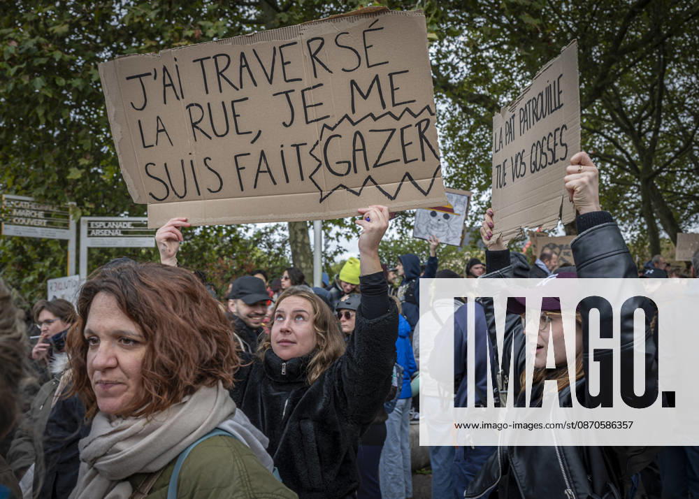 Lothringen, Metz. Erneut demonstrieren am Samstag mehrere hundert Menschen im franzoesischen Metz. Schueler, Studenten, Gewerkschaften und Gelbwesten versammeln sich auf dem Place de la Republique. Von dort ziehen sie durch die Innenstadt vor das Centre Pompidou Metz. Begleitet von starken Polizeikraeften verlaeuft die Versammlung bis zum Nachmittag friedlich.