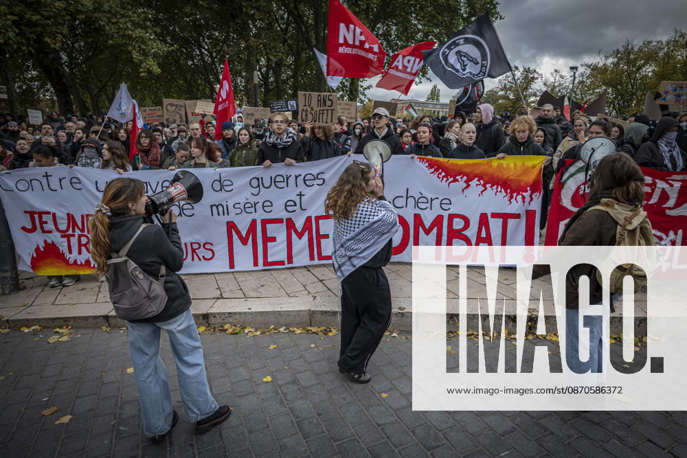Lothringen, Metz. Erneut demonstrieren am Samstag mehrere hundert Menschen im franzoesischen Metz. Schueler, Studenten, Gewerkschaften und Gelbwesten versammeln sich auf dem Place de la Republique. Von dort ziehen sie durch die Innenstadt vor das Centre Pompidou Metz. Begleitet von starken Polizeikraeften verlaeuft die Versammlung bis zum Nachmittag friedlich.