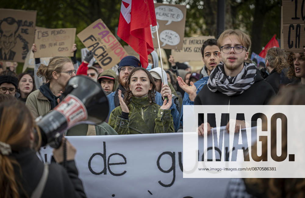 Lothringen, Metz. Erneut demonstrieren am Samstag mehrere hundert Menschen im franzoesischen Metz. Schueler, Studenten, Gewerkschaften und Gelbwesten versammeln sich auf dem Place de la Republique. Von dort ziehen sie durch die Innenstadt vor das Centre Pompidou Metz. Begleitet von starken Polizeikraeften verlaeuft die Versammlung bis zum Nachmittag friedlich.