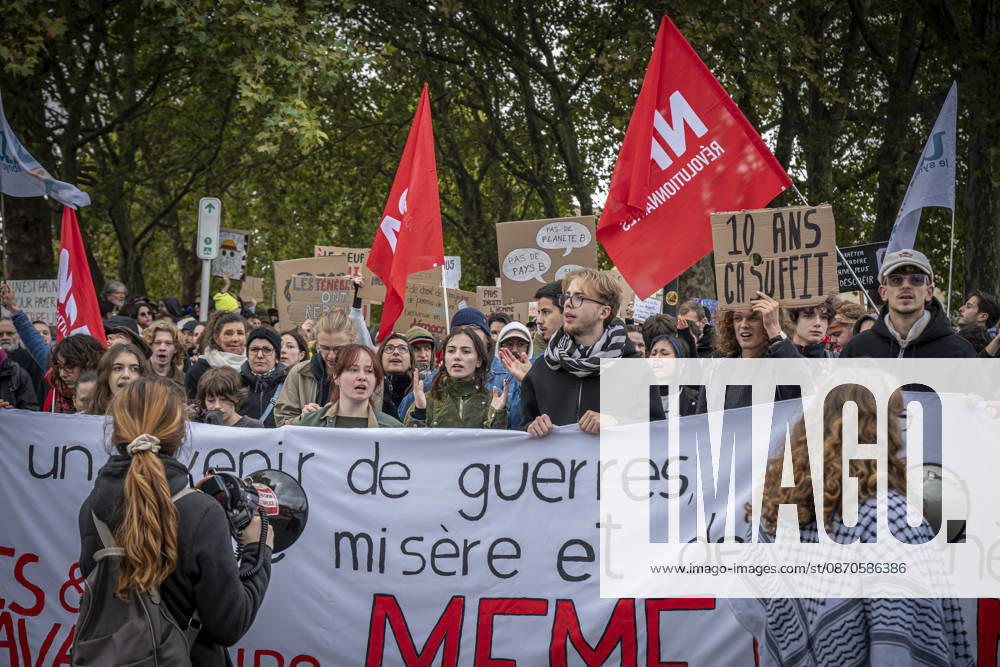 Lothringen, Metz. Erneut demonstrieren am Samstag mehrere hundert Menschen im franzoesischen Metz. Schueler, Studenten, Gewerkschaften und Gelbwesten versammeln sich auf dem Place de la Republique. Von dort ziehen sie durch die Innenstadt vor das Centre Pompidou Metz. Begleitet von starken Polizeikraeften verlaeuft die Versammlung bis zum Nachmittag friedlich.