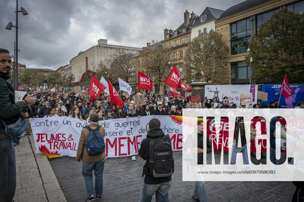 Lothringen, Metz. Erneut demonstrieren am Samstag mehrere hundert Menschen im franzoesischen Metz. Schueler, Studenten, Gewerkschaften und Gelbwesten versammeln sich auf dem Place de la Republique. Von dort ziehen sie durch die Innenstadt vor das Centre Pompidou Metz. Begleitet von starken Polizeikraeften verlaeuft die Versammlung bis zum Nachmittag friedlich.