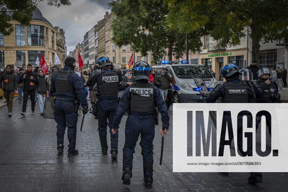 Lothringen, Metz. Erneut demonstrieren am Samstag mehrere hundert Menschen im franzoesischen Metz. Schueler, Studenten, Gewerkschaften und Gelbwesten versammeln sich auf dem Place de la Republique. Von dort ziehen sie durch die Innenstadt vor das Centre Pompidou Metz. Begleitet von starken Polizeikraeften verlaeuft die Versammlung bis zum Nachmittag friedlich.