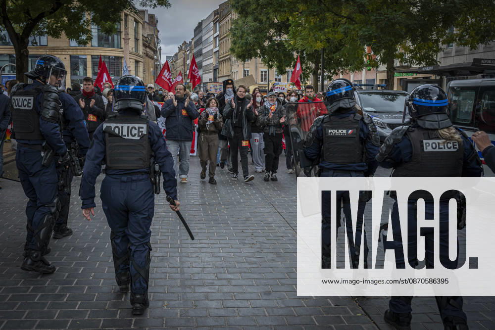 Lothringen, Metz. Erneut demonstrieren am Samstag mehrere hundert Menschen im franzoesischen Metz. Schueler, Studenten, Gewerkschaften und Gelbwesten versammeln sich auf dem Place de la Republique. Von dort ziehen sie durch die Innenstadt vor das Centre Pompidou Metz. Begleitet von starken Polizeikraeften verlaeuft die Versammlung bis zum Nachmittag friedlich.