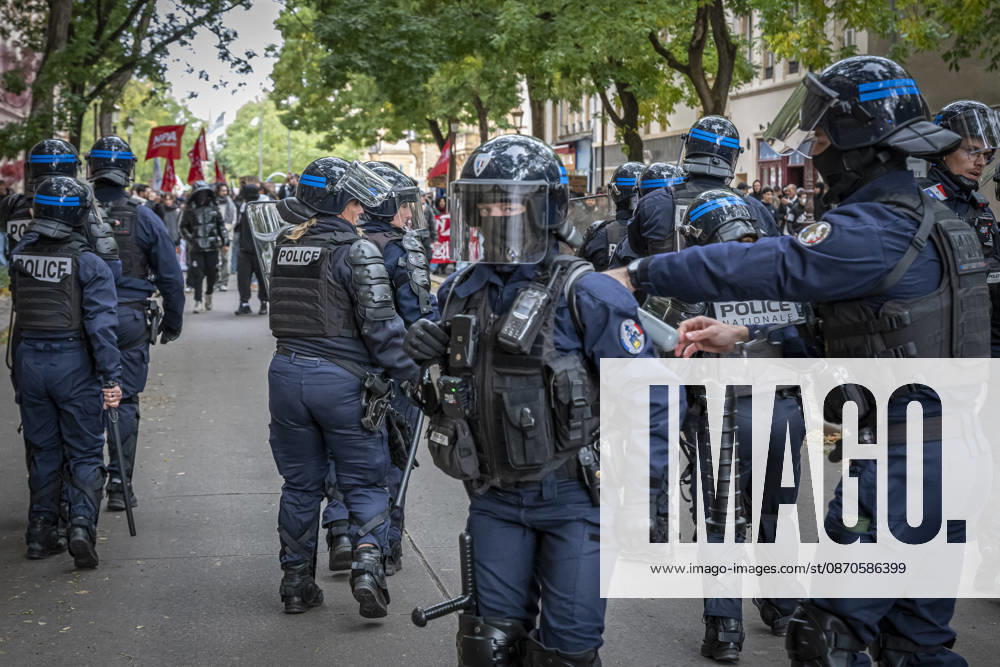 Lothringen, Metz. Erneut demonstrieren am Samstag mehrere hundert Menschen im franzoesischen Metz. Schueler, Studenten, Gewerkschaften und Gelbwesten versammeln sich auf dem Place de la Republique. Von dort ziehen sie durch die Innenstadt vor das Centre Pompidou Metz. Begleitet von starken Polizeikraeften verlaeuft die Versammlung bis zum Nachmittag friedlich.