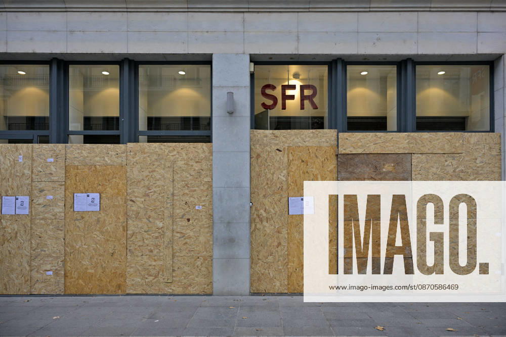 Shops Boarded Up With Wooden Panels - Lyon Shops in Lyon are boarded up with wooden panels ahead the Yellow Vests Protest Act II In Lyon, France on October 24, 2026. Photo by ABACAPRESS.COM Lyon France