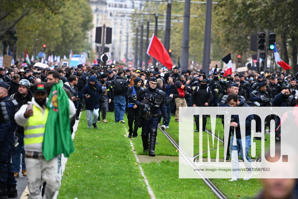 Police intervene in demonstrators amid ongoing protests in Paris PARIS, FRANCE - OCTOBER 24: Demonstrators carrying banners, gather during a demonstration amid ongoing social and political tensions in Paris, France, on October 24, 2026. Police take security measures during the protests. Mouneb Taim Anadolu Paris France. Editorial use only. Please get in touch for any other usage.