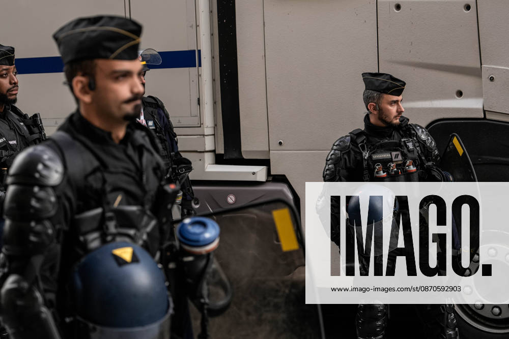 Police intervene in demonstrators amid ongoing protests in Nancy NANCY, FRANCE - OCTOBER 24: Protesters holding banners gather as police take security measures during a demonstration amid ongoing social and political tensions in Nancy, France, on October 24, 2026. Muhammed Said Tako Anadolu Nancy France. Editorial use only. Please get in touch for any other usage.
