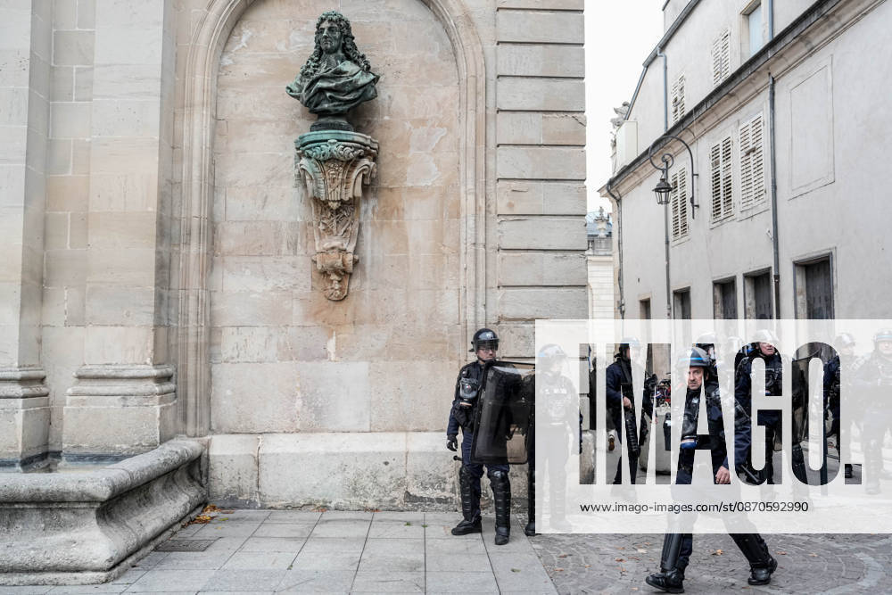 Police intervene in demonstrators amid ongoing protests in Nancy NANCY, FRANCE - OCTOBER 24: Protesters holding banners gather as police take security measures during a demonstration amid ongoing social and political tensions in Nancy, France, on October 24, 2026. Muhammed Said Tako Anadolu Nancy France. Editorial use only. Please get in touch for any other usage.