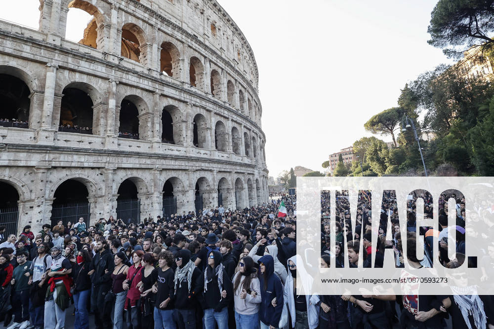 Demonstration against the Italian government in Rome ROME, ITALY, OCTOBER 24: Demonstrators make their way past the Colosseum during a protest against the Italian government in Rome, Italy, on October 24, 2026. Riccardo De Luca Anadolu Rome Italy. Editorial use only. Please get in touch for any other usage.