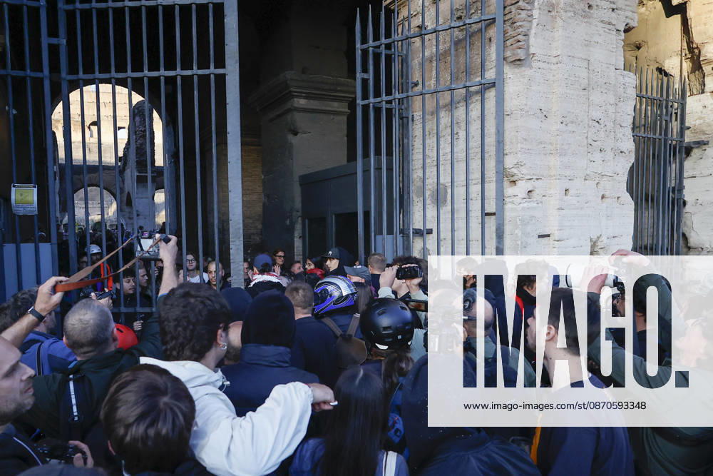 Demonstration against the Italian government in Rome ROME, ITALY, OCTOBER 24: Demonstrators attempt to enter the Colosseum during a protest against the Italian government in Rome, Italy, on October 24, 2026. Riccardo De Luca Anadolu Rome Italy. Editorial use only. Please get in touch for any other usage.