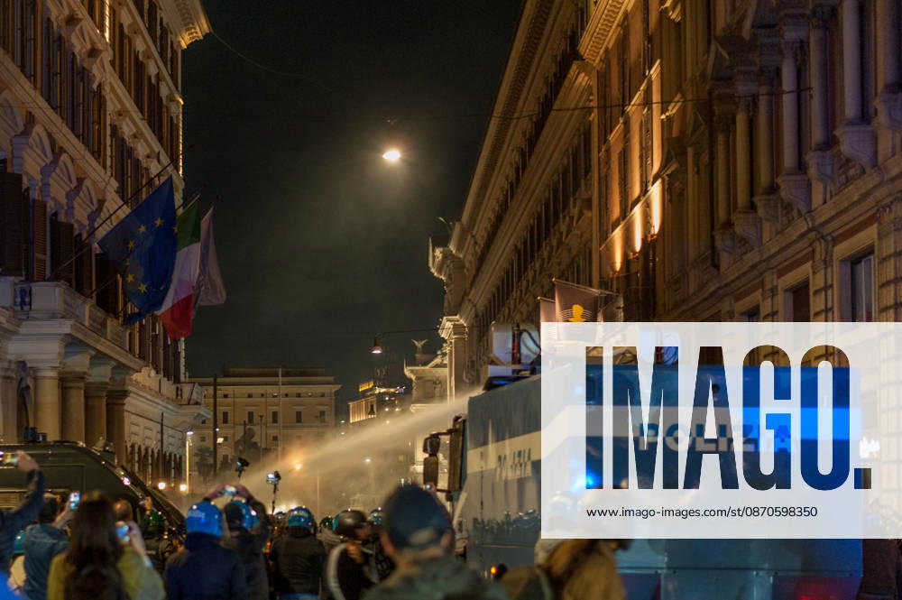 IPA90132207 - October 24, 2026: Demonstration in Rome organized by the October 17 Movement. P.S.: The photo may be used provided that the context in which it was taken is respected and that there is no intent to defame or disparage the individuals depicted.