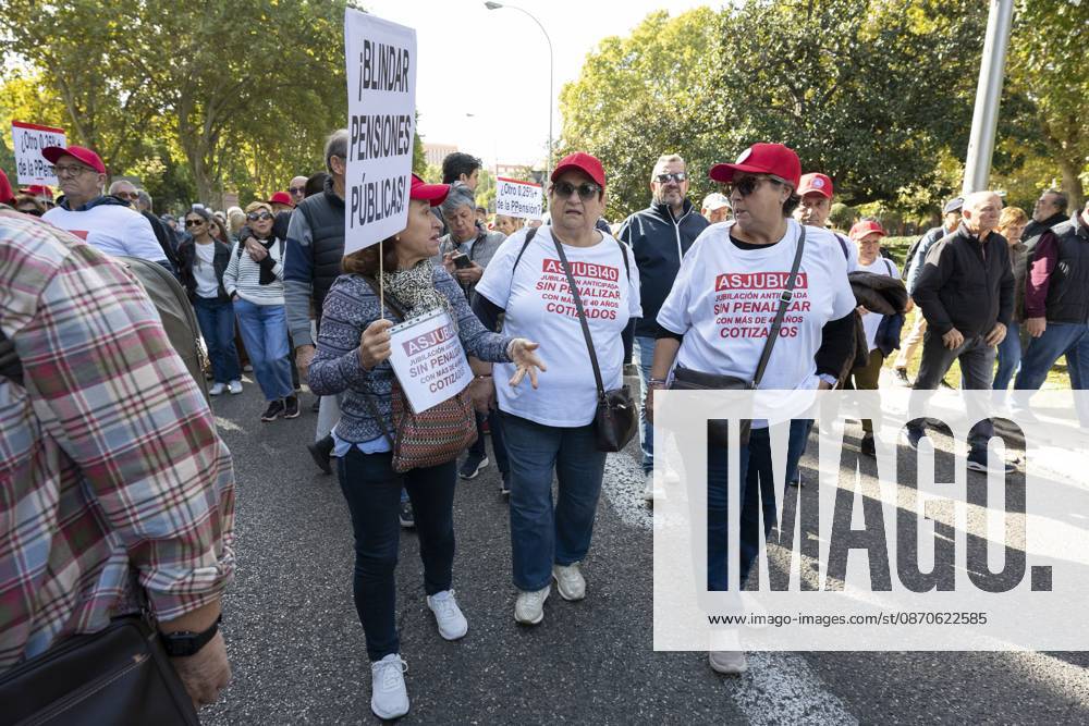Demonstration In Support Of State Pensions And Housing in Madrid, Spain - 24 Oct 2026 Several people carrying signs in favor of public pensions take part in a demonstration supporting the public pension system and access to housing in Madrid, Spain. Madrid Spain