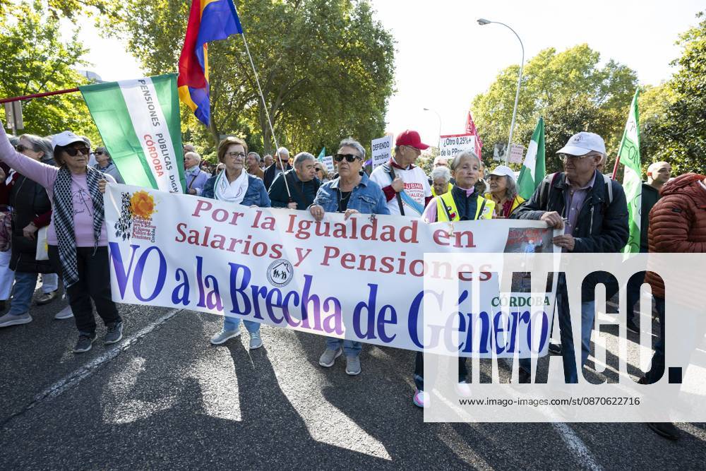 Demonstration In Support Of State Pensions And Housing in Madrid, Spain - 24 Oct 2026 Several people carrying signs in favor of public pensions take part in a demonstration supporting the public pension system and access to housing in Madrid, Spain. Madrid Spain